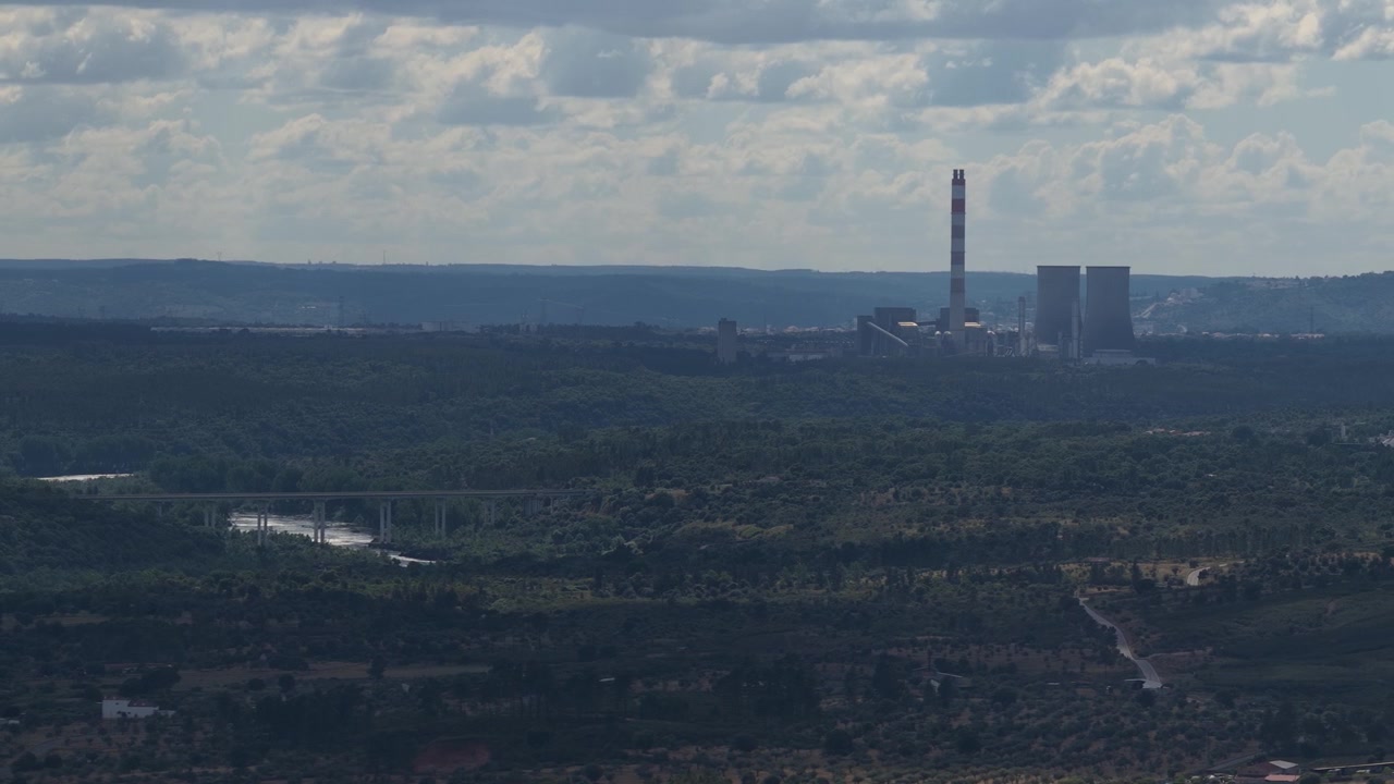 Ripresa con drone di una centrale termoelettrica dismessa in Portogallo. Limiti di inquinamento. Emissioni di carbonio. Agenda verde.
