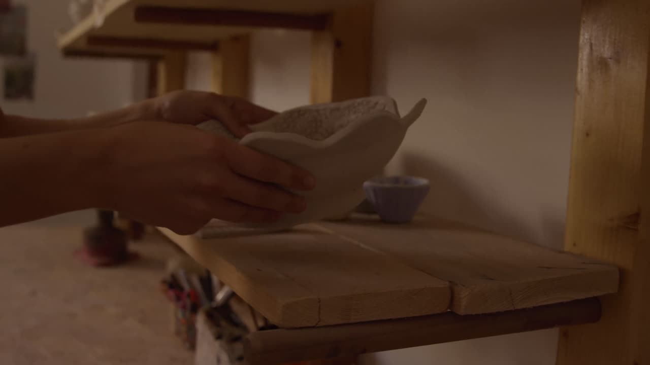 그녀의 스튜디오 에서 일 하는 젊은 여성 도자기 제작자