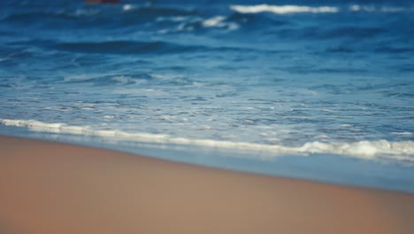 Wellen-Geschmückt-Mit-Weißen-Schaum-Rollen-Am-Sandstrand