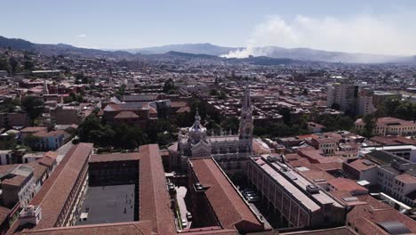 el santuario de bogotá nuestra señora del carmen con telón de fondo andino - aérea