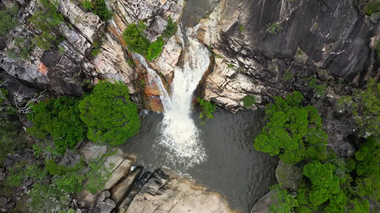 hermoso disparo de dron en cascada, extremo norte de queensland, australia