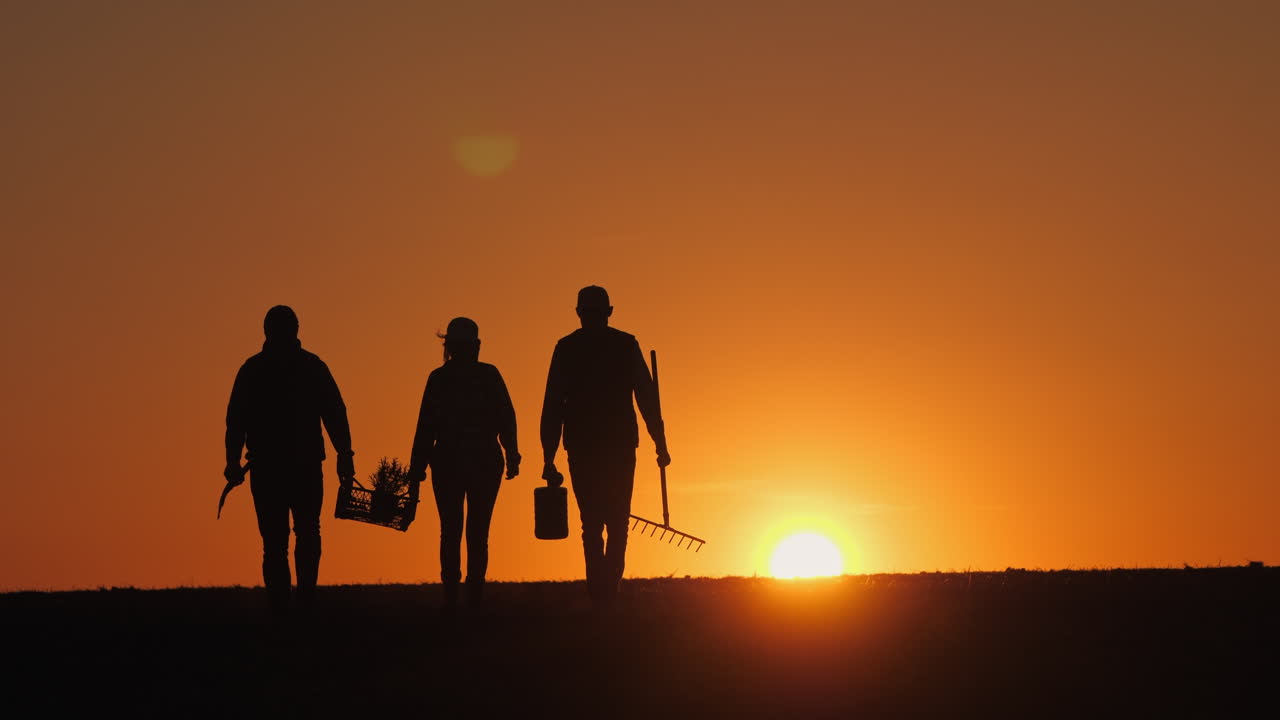 해가 지는 동안의 농부들