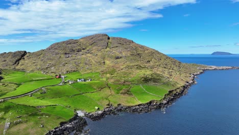 Drohnenlandschaft,-Abgelegene-Schönheit-Der-Halbinsel-Cods-Head-Im-Westen-Von-Cork,-Irland,-Robustes-Bauernhaus,-Berge,-Inseln-Und-Buchten,-Die-Schönheit,-Die-Der-Wild-Atlantic-Way-Bietet