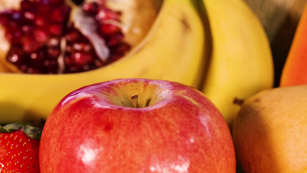 Fargerike frukter arrangert på en hvit bakgrunn