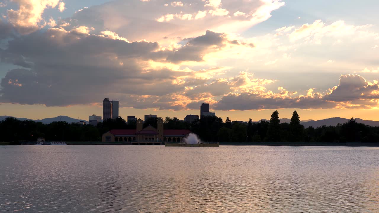 horizonte de denver visto desde el parque de la ciudad de denver