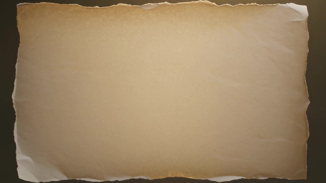 Telecamera che zooma, pergamena che riempie l'inquadratura mostrando bordi strappati su una superficie scura per la texture, luce calda.
