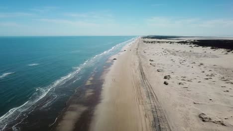 Luftdrohnenansicht-Des-Strandes-Bei-Ebbe-Auf-Einer-Barriereinsel-An-Der-Golfküste-An-Einem-Sonnigen-Nachmittag-Bei-Ebbe---South-Padre-Island,-Texas