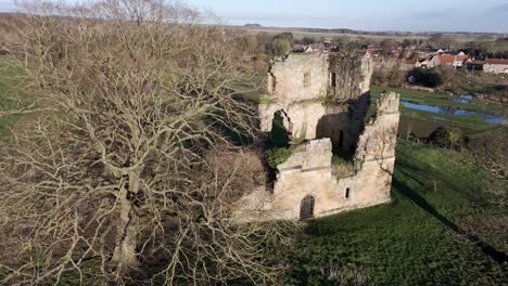 Imágenes-Aéreas-Del-Castillo-De-Ayton-En-Yorkshire-Del-Norte,-órbita-Aérea-De-Un-Antiguo-Castillo-Inglés