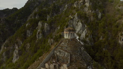 Drone-Volando-Hacia-La-Fortificación-Militar-Histórica-De-Rocca-D&#39;anfo-En-Anfo,-Italia