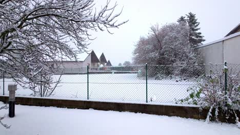 Patio-Trasero-Cubierto-De-Nieve-Durante-La-Tormenta-De-Nieve---Disparo-De-Drone