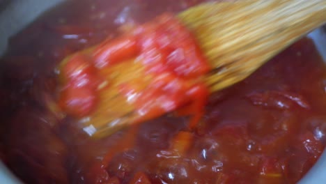 tomates hirviendo en agua caliente