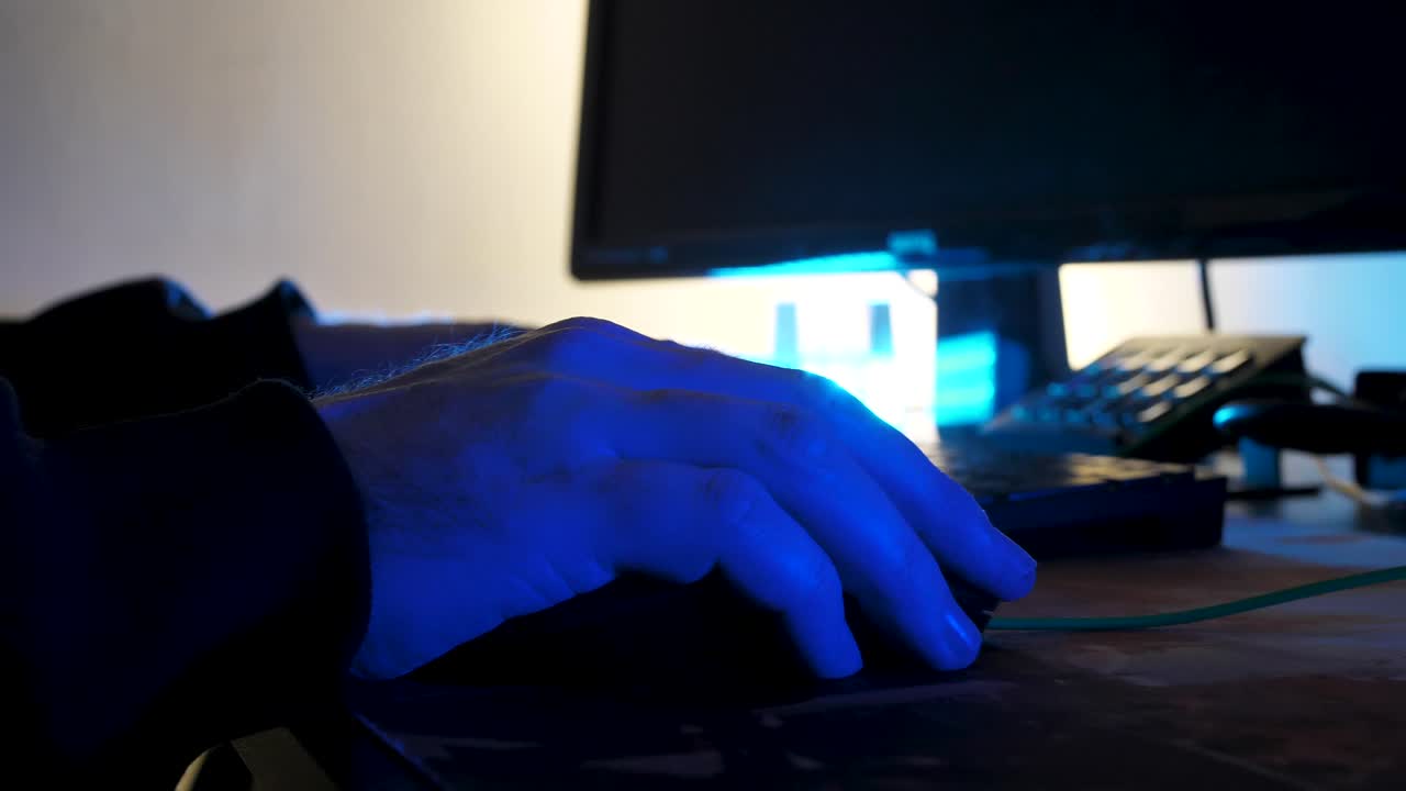 Home Office Content Creation with Keyboard and Mouse in the dark