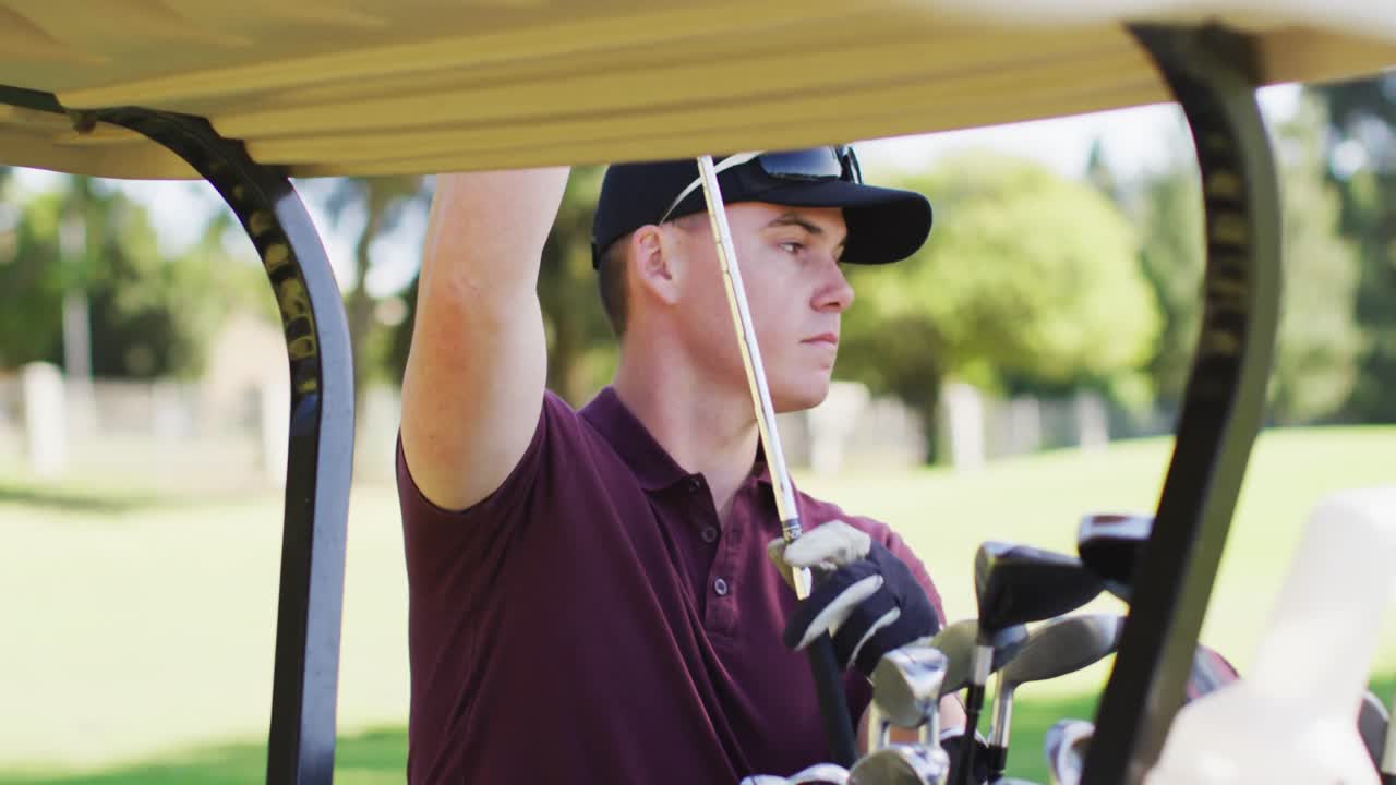 골프 필드에서 골프 클럽을 가방에서 꺼내는 백인 남자의 비디오