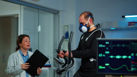 Medical-doctors-in-sports-science-lab-measuring-performance-cardiorespiratory