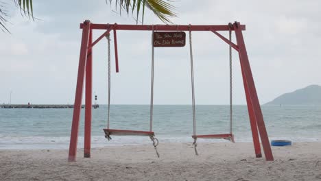 el columpio vacío se balancea en el viento en la orilla de una playa de hai en con dao en vietnam