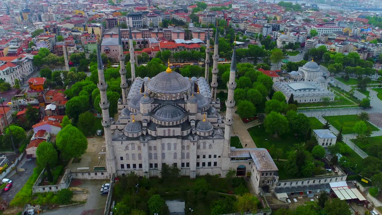 dramáticas imágenes aéreas de la mezquita musulmana árabe corán profeta islámico mahoma disturbios
