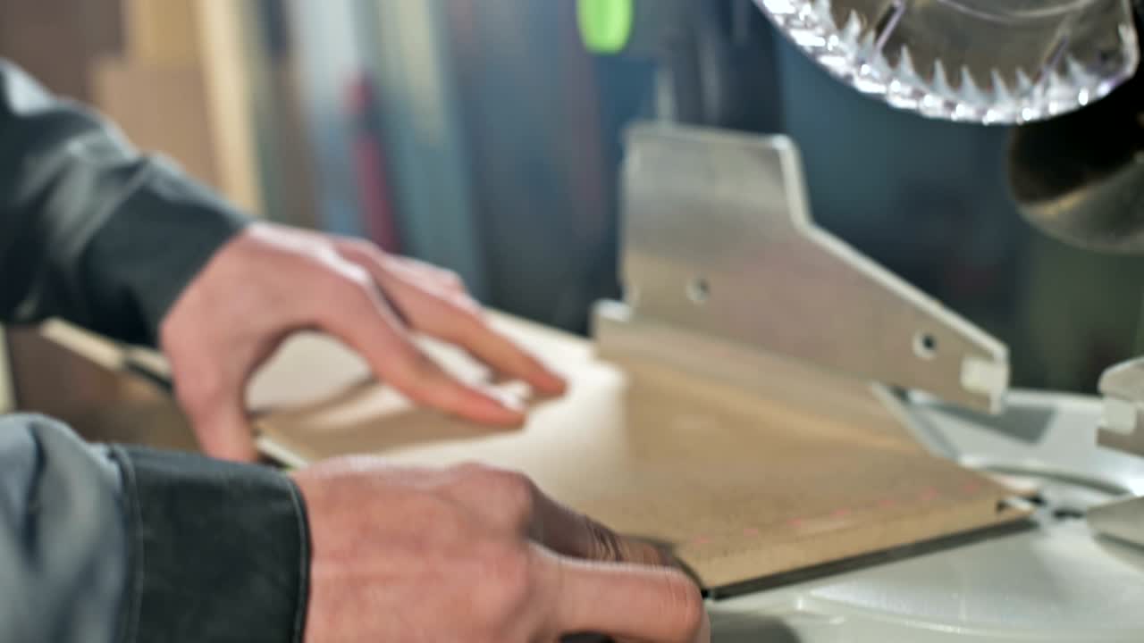 un joven carpintero instala una pieza de madera en una sierra circular