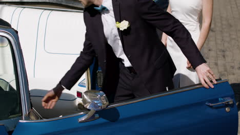 novio elegante abriendo la puerta del coche