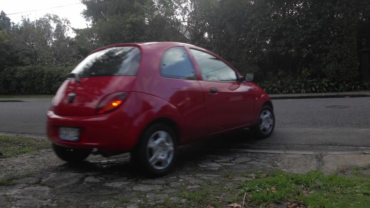 Un'auto Ford Ka che esce da un vialetto per un giro