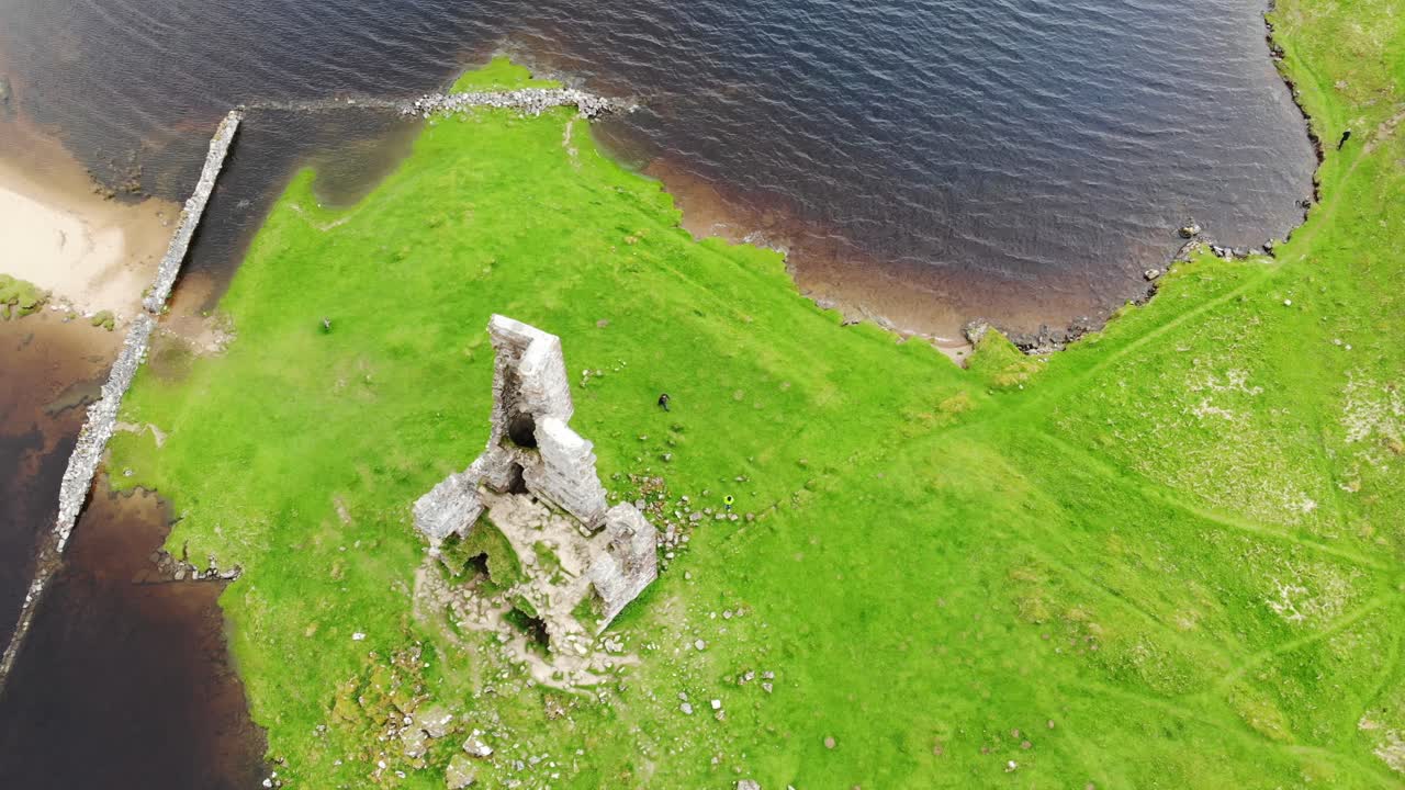 аэрофотосъемка руин замка в шотландском высокогорье