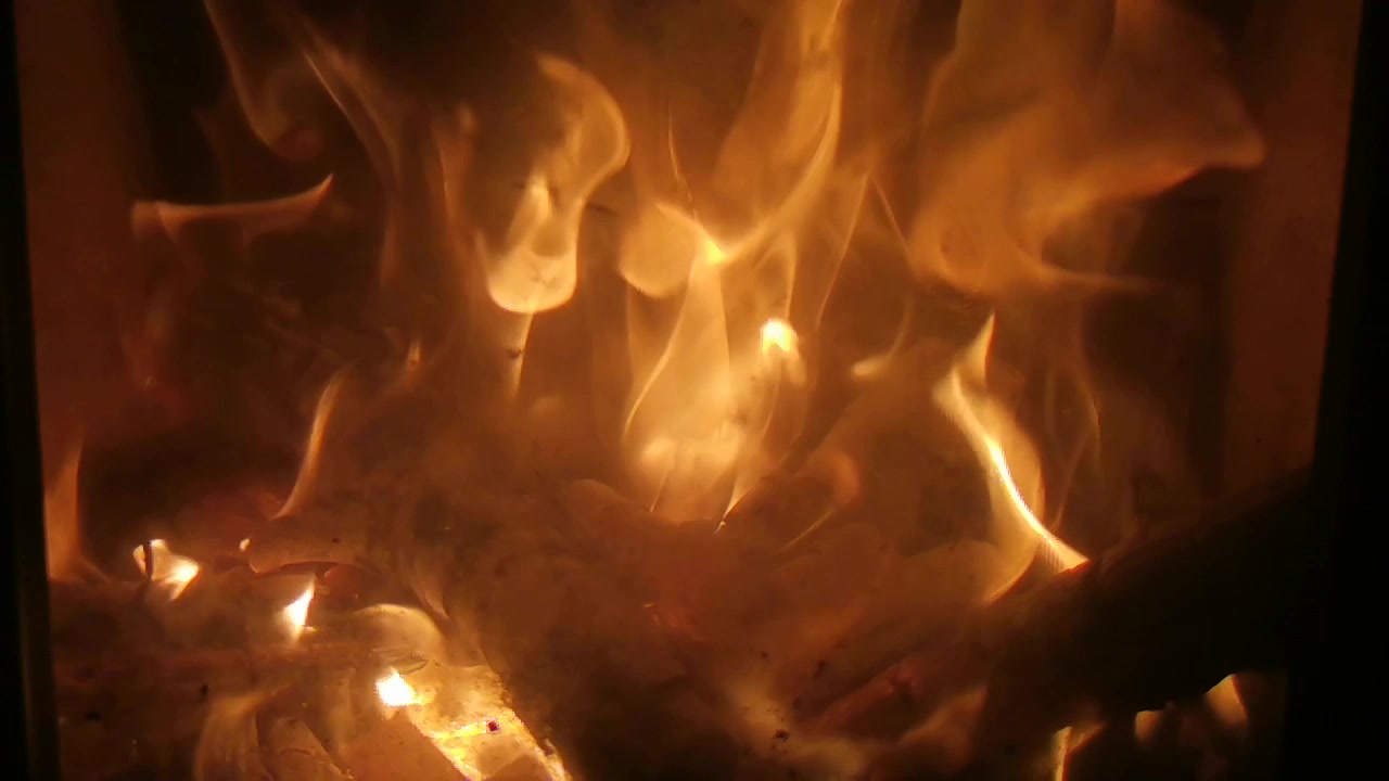 Ecco un video di un fuoco di legna.