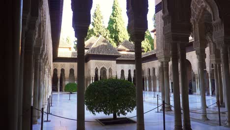 uno de los múltiples patios de la gran alhambra de granada, españa