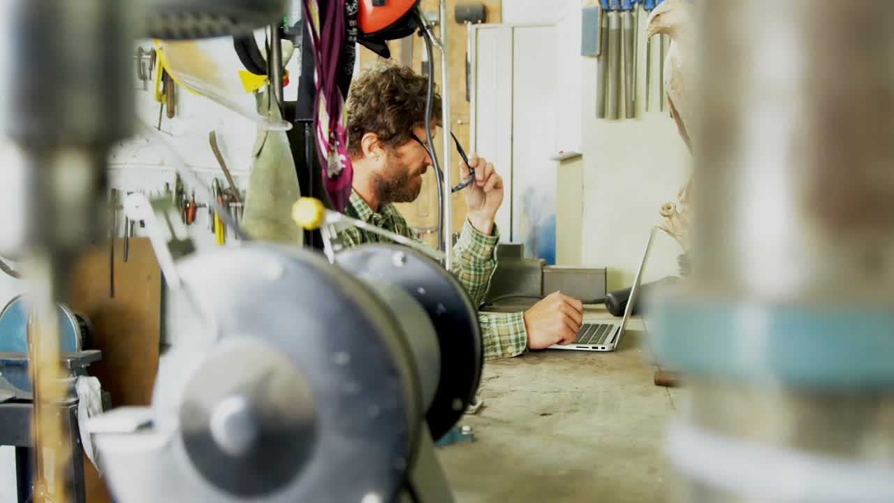 4k 책상 에서 노트북 을 사용하는 장인