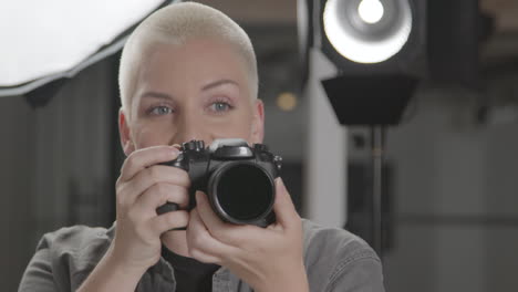 fotografo femminile che scatta foto durante la sessione di ritratti in studio 03