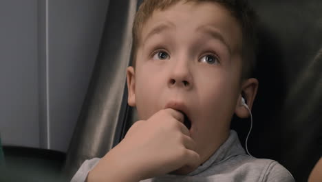 niño viendo dibujos animados durante el viaje en tren