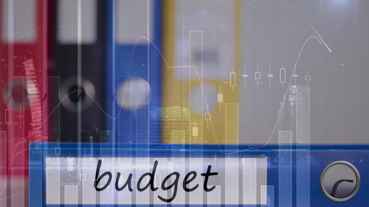 Animation av ordet Budget skrivet på en fil över en börsskärm i bakgrunden.