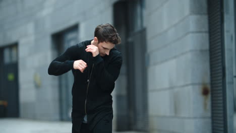 Hombre-Atleta-Haciendo-Ejercicio-De-Calentamiento-Para-Brazos-Al-Aire-Libre.-Patada-De-Mano-De-Entrenamiento-De-Luchador