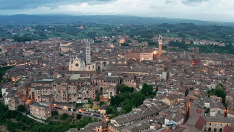 Vista-Aérea-A-Vista-De-Pájaro-De-La-Ciudad-Medieval-De-Siena,-En-La-Toscana,-Italia