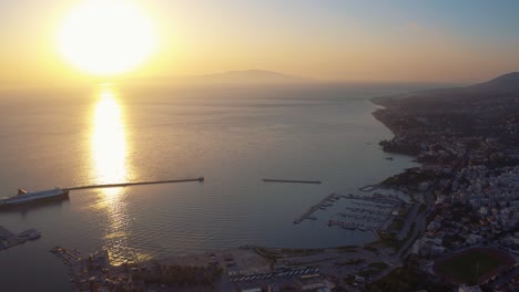 drone aéreo volando alrededor de mitilini, puerto y mar a la costa turca con ferry a atenas, mytilene lesbos, grecia