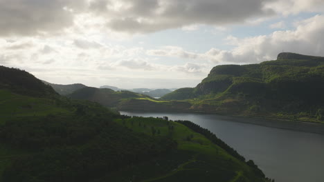 Amazing-Norway-landscape-of-white-clouds-on-the-sky,-green-lush-hills,-fjord-and-islands