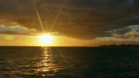 el atardecer dorado sobre el océano pacífico