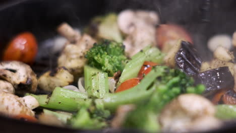 cocinar verduras en una sartén