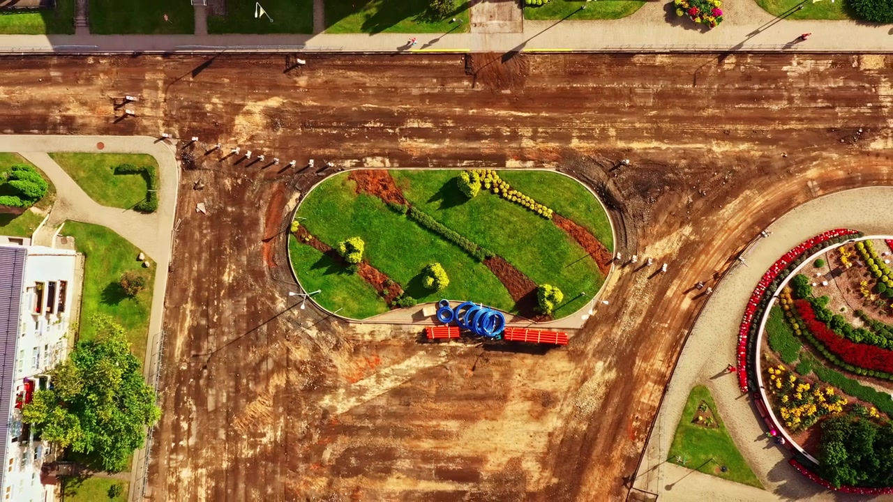 Stadtzentrum im Wandel durch Landschaftsgestaltung und Stadterneuerungsprojekte, Luftaufnahme von oben.