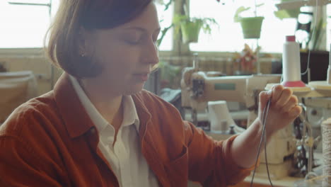 Diversas-Colegas-Femeninas-Charlando-En-El-Trabajo-En-El-Taller-De-Zapatería