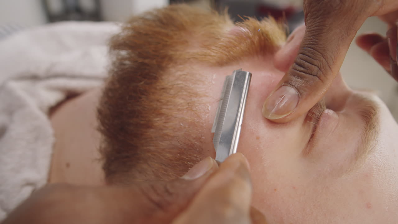 직선 면도기로 고객의 베르베르 스타일링 수염