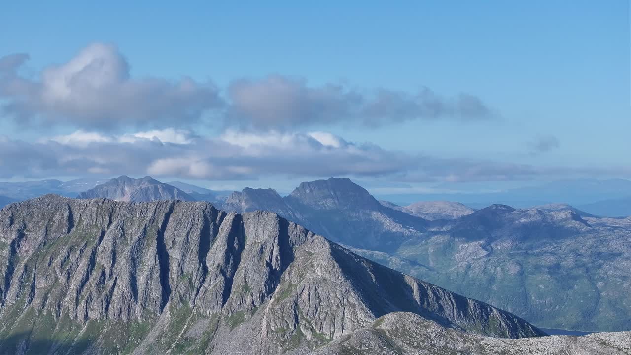 Klippefyldte højeste tinder af Lonketinden i Syd-Senja, Norge
