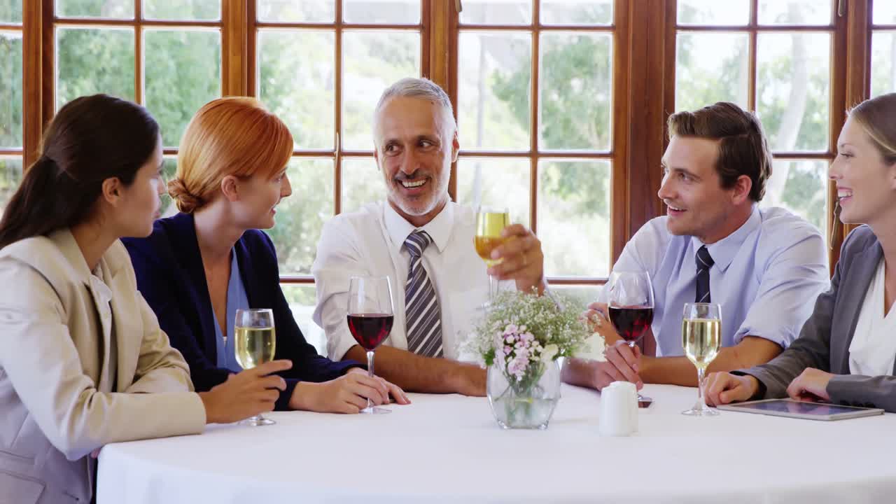 서로 상호 작용하는 사업 사람들