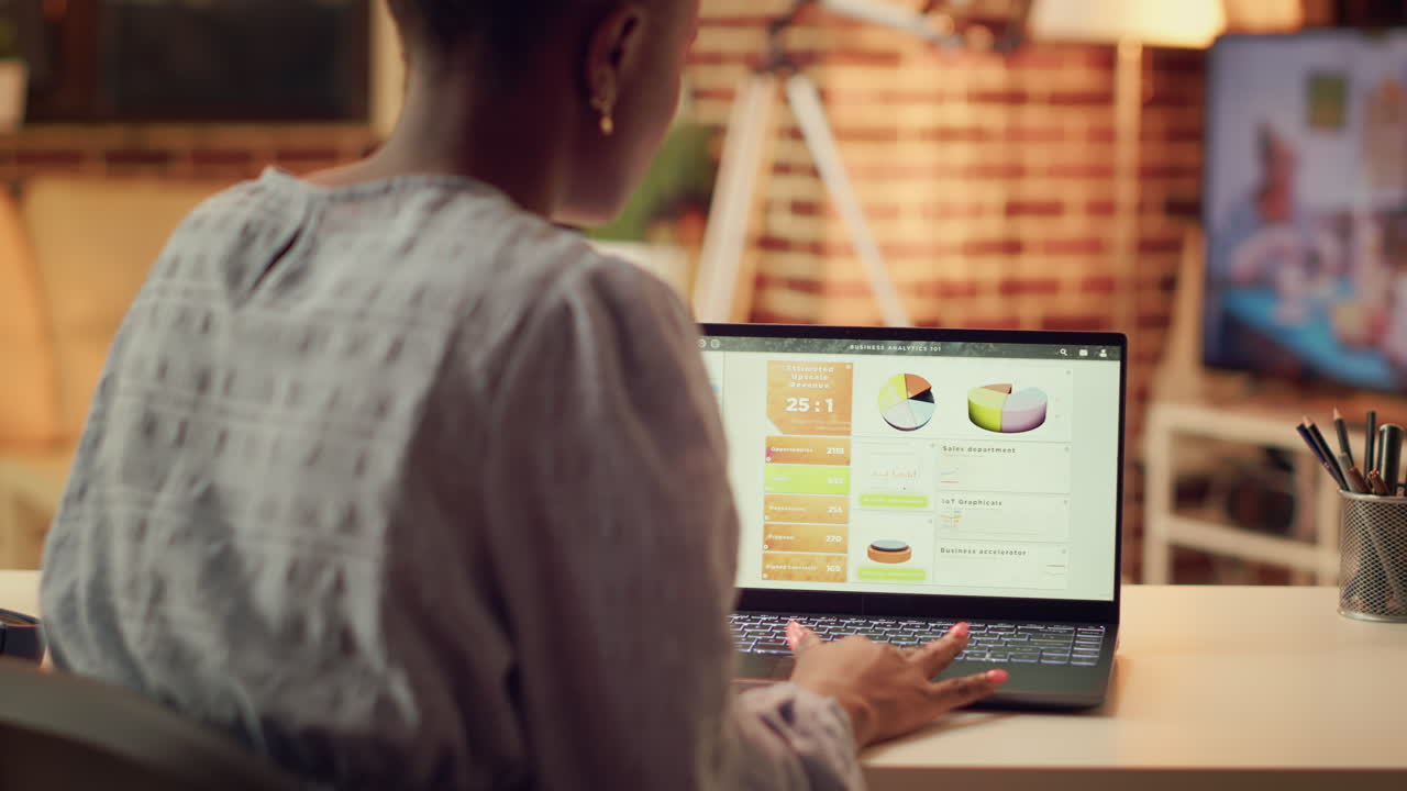 Teleworker researching online data