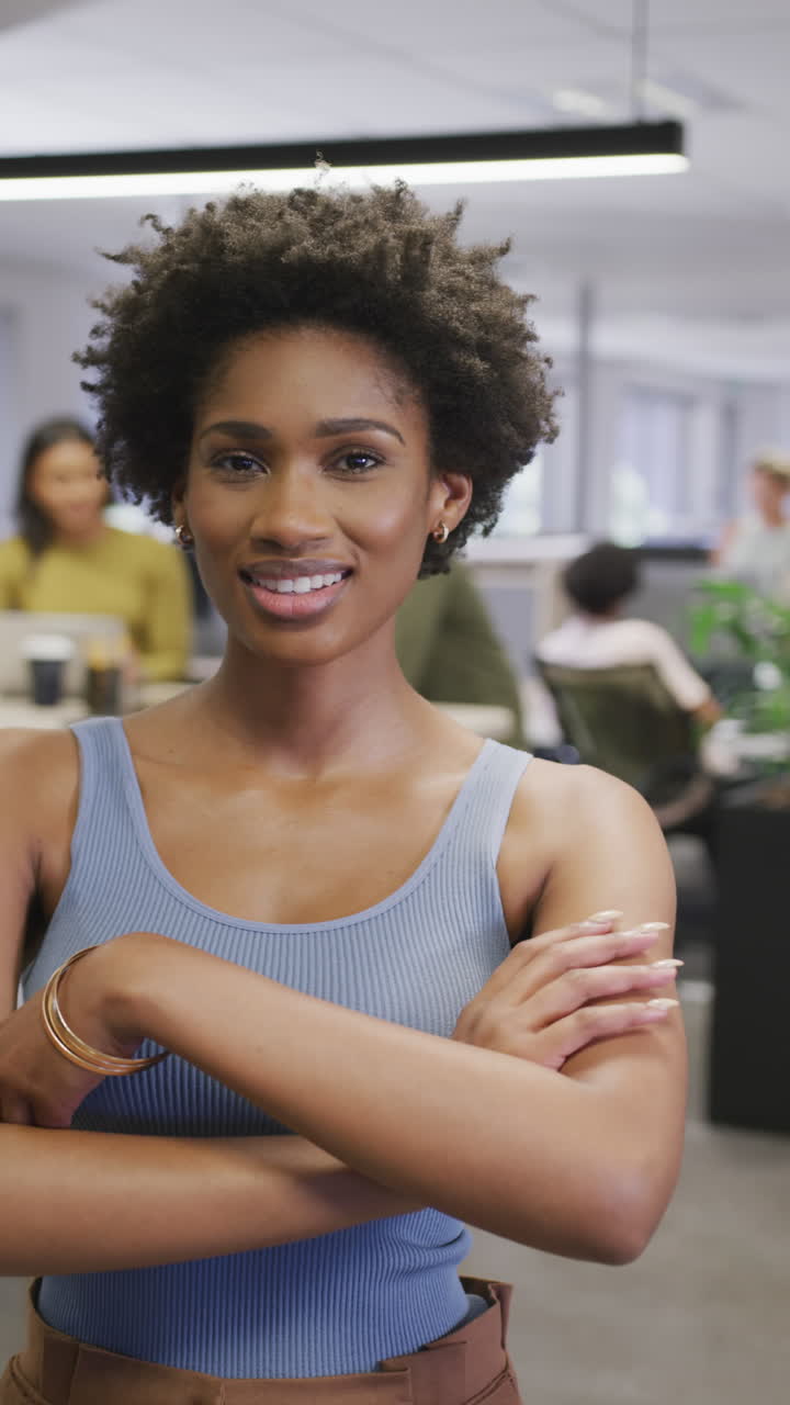 vídeo vertical de retrato de personas de negocios felices y diversas hablando en la oficina