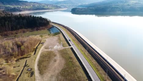 moto rastreada por drones en un hermoso paisaje lacustre