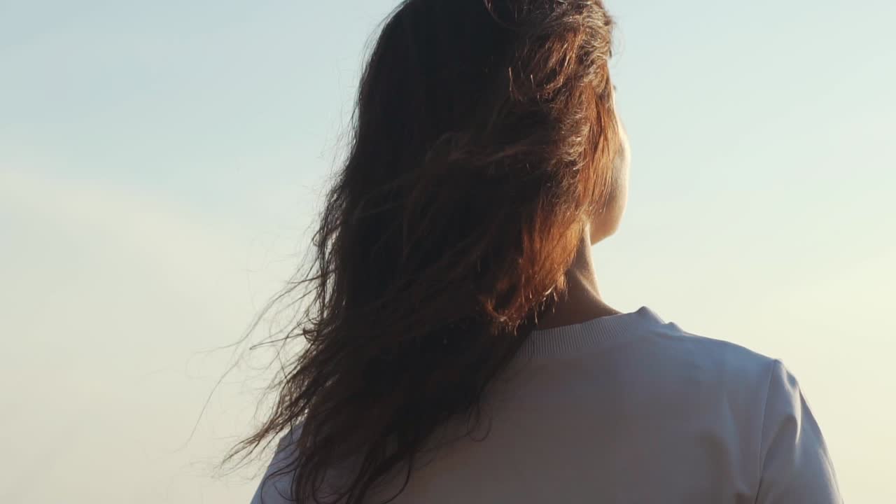 해가 뜨는 것을 상하는 여자