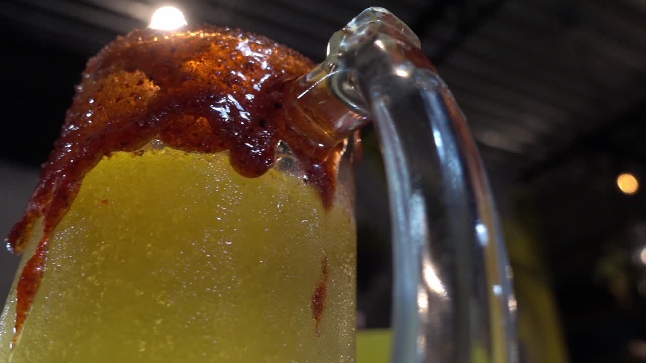 dolly izquierda y derecha disparo de un vaso de bebidas cubierto de salsa en el borde