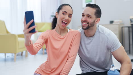 Selfie,-Paar-Und-Zuhause-Mit-Einem-Lächeln