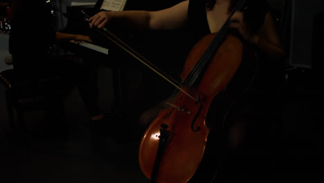 dos mujeres tocando un violín y un piano