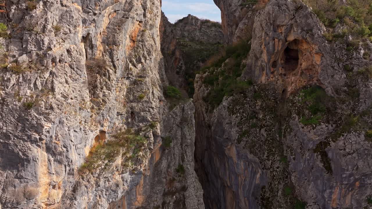 Scatto drone di una gola autunnale colorata circondata da imponenti scogliere, Grecia