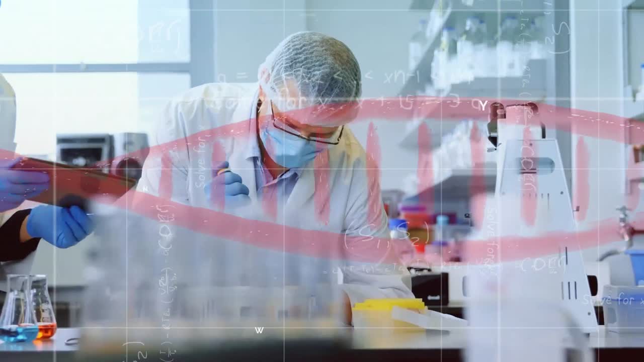 animación de la estructura del adn, ecuaciones matemáticas en un científico caucásico que trabaja en el laboratorio.